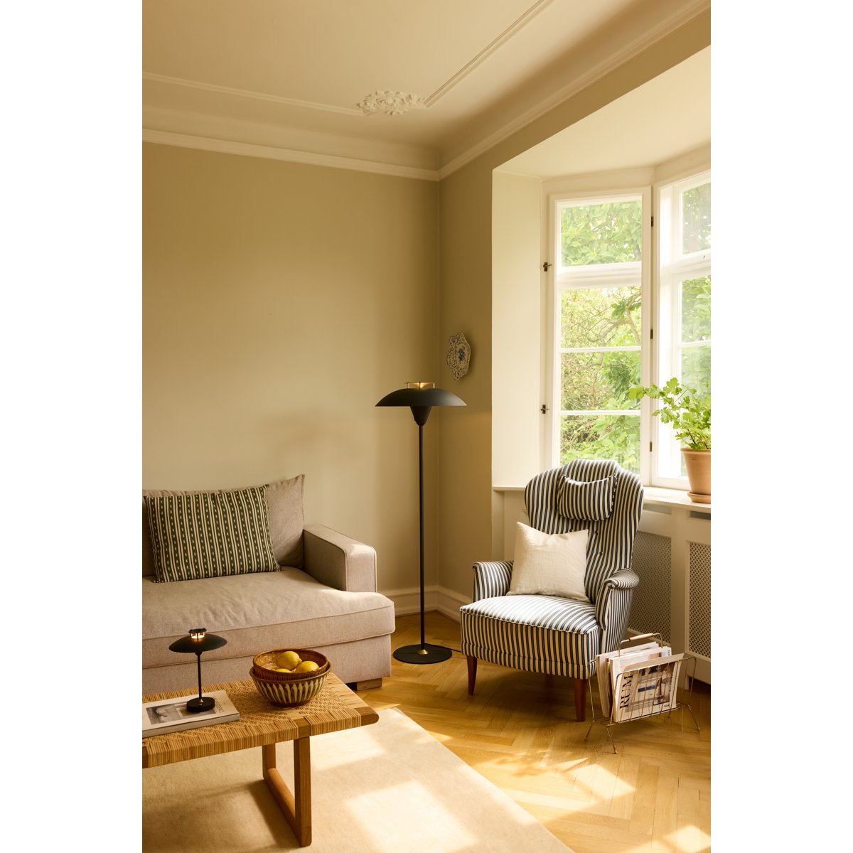 Lampadaire Stepp – Noir / laiton antique