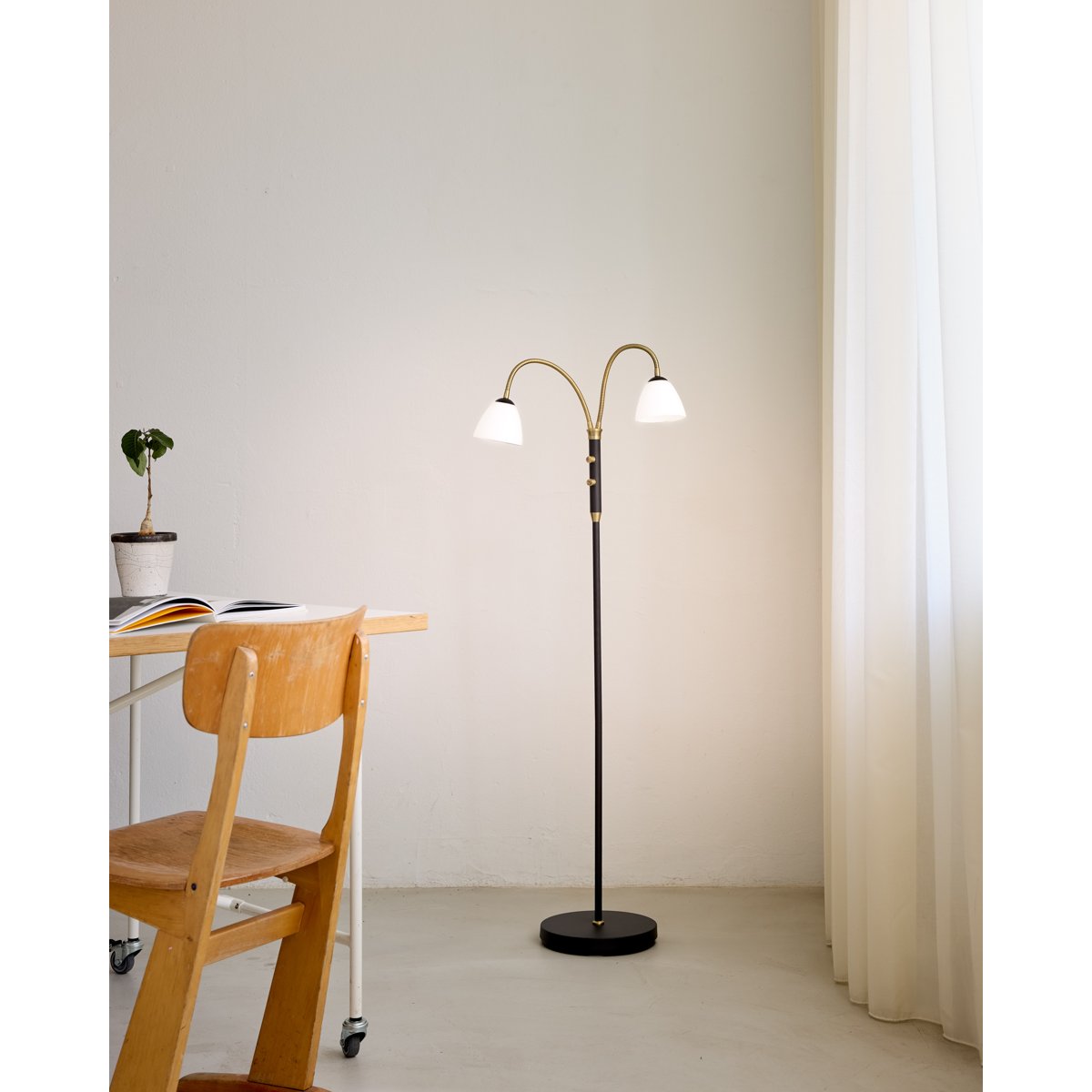 Lampadaire LED Lucid 2 lumières – Opale / laiton antique