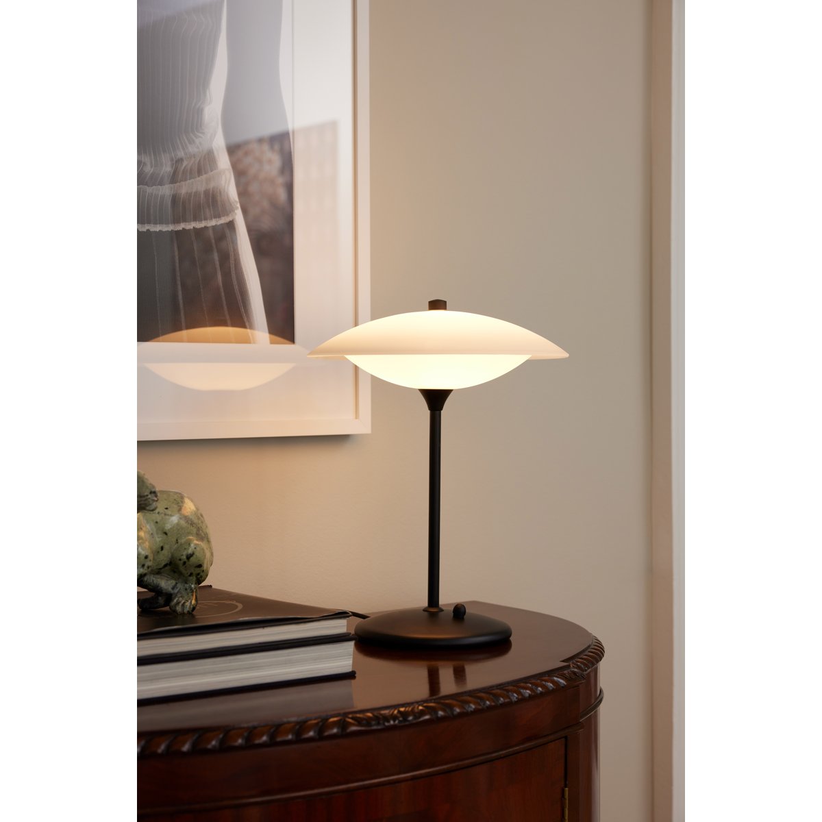 Lampe à poser Baroni Ø30 – Verre opale / métal noir