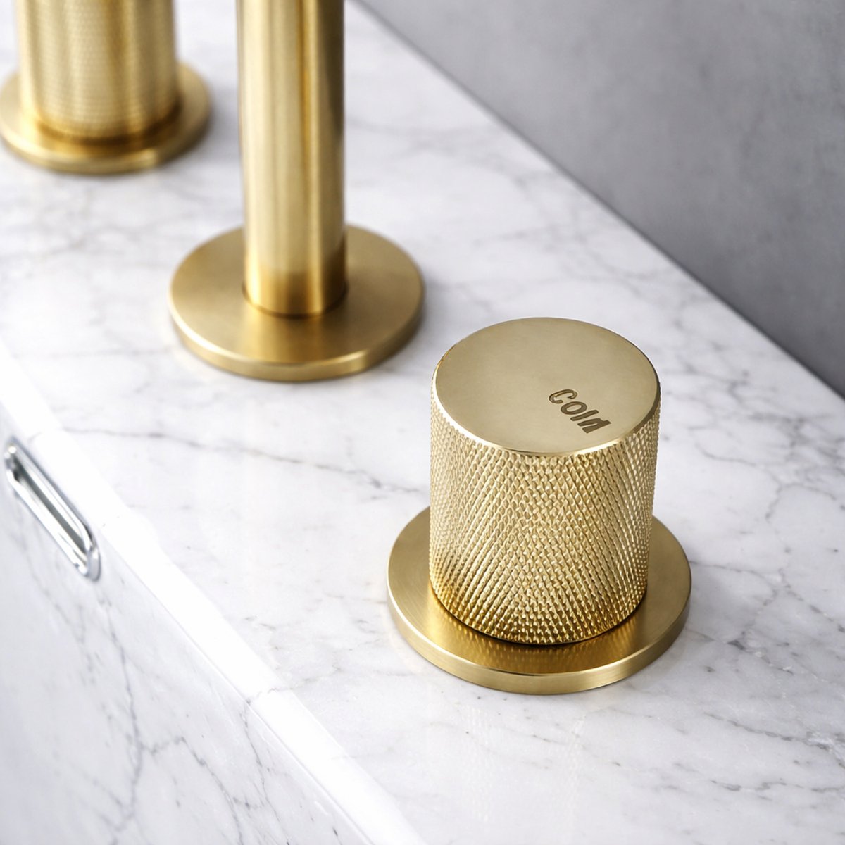 Robinet de salle de bain or brossé