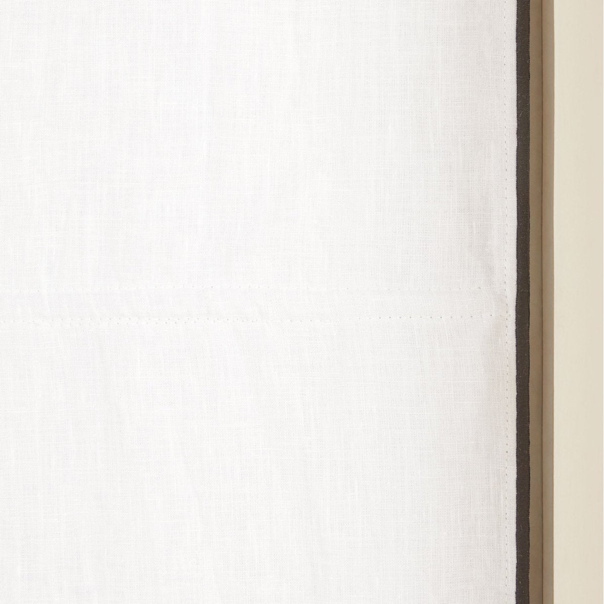 Store bateau occultant CARLINA blanc pur et bourdon noir