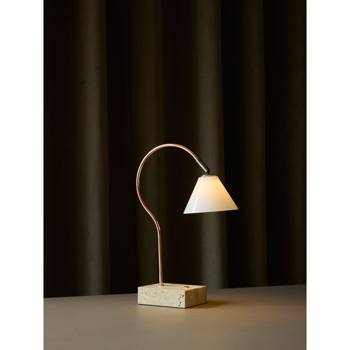 Lampe à poser nomade Question – Cuivre / laiton antique / verre opale