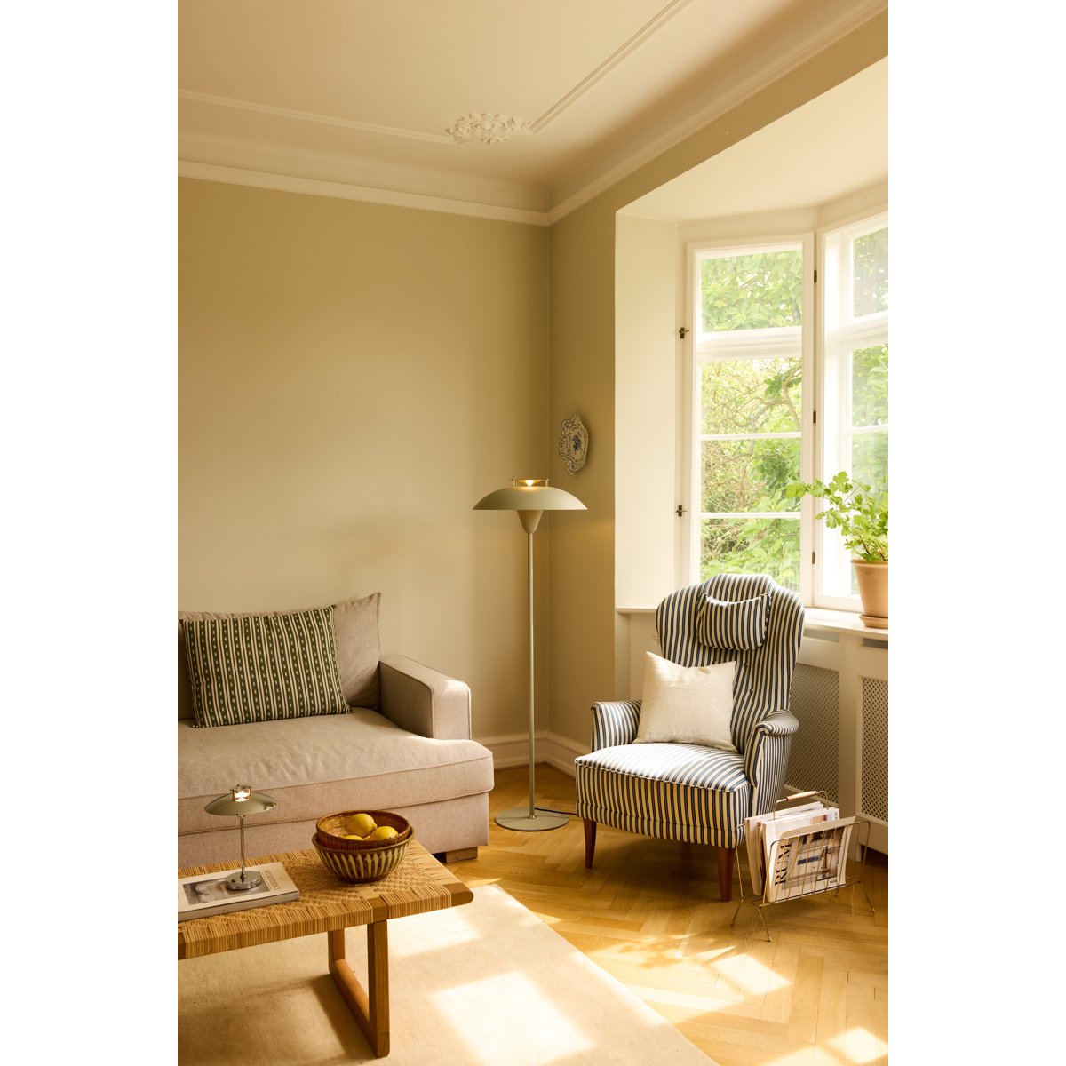 Lampadaire Stepp – Sable / laiton antique