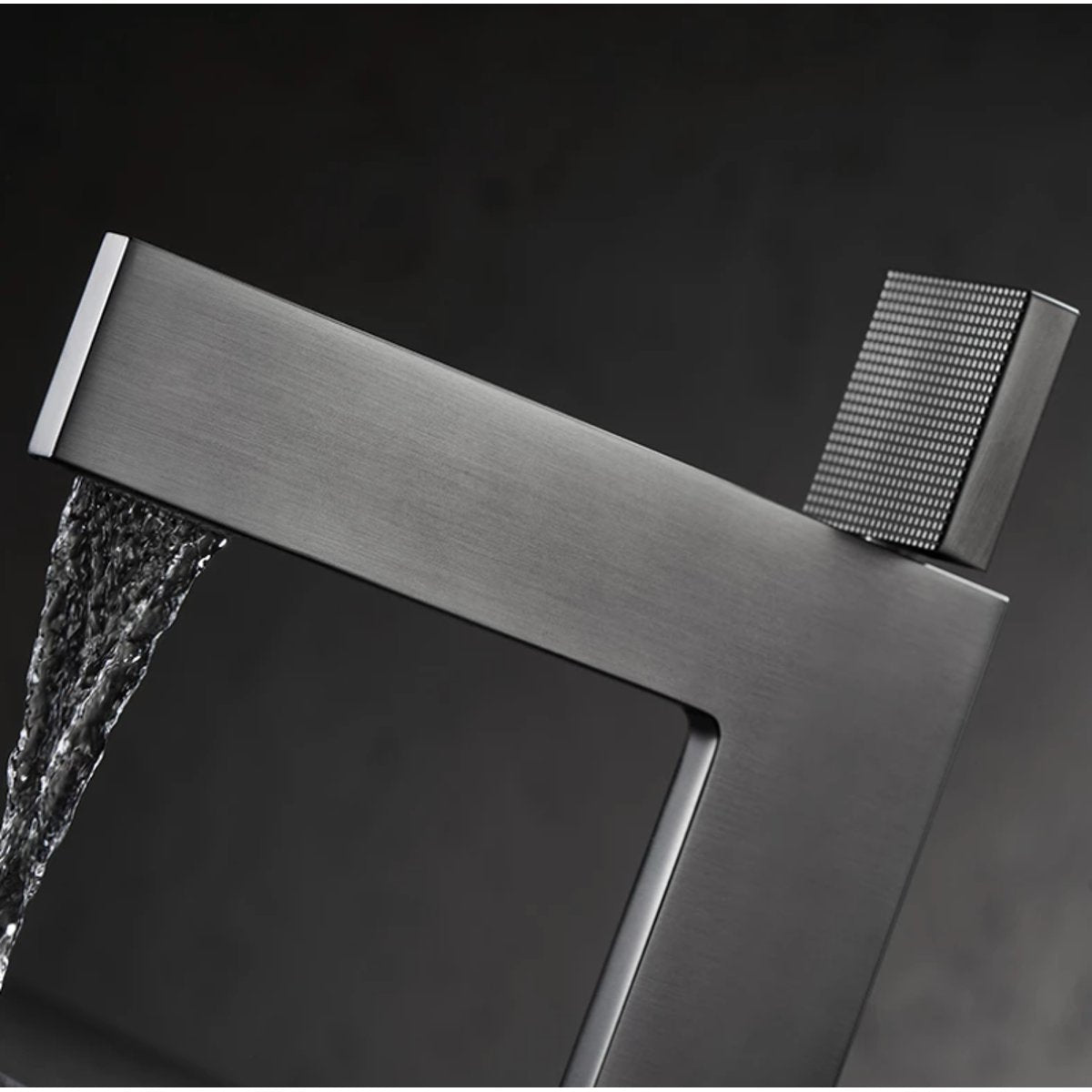 Mitigeur salle de bain gris brossé