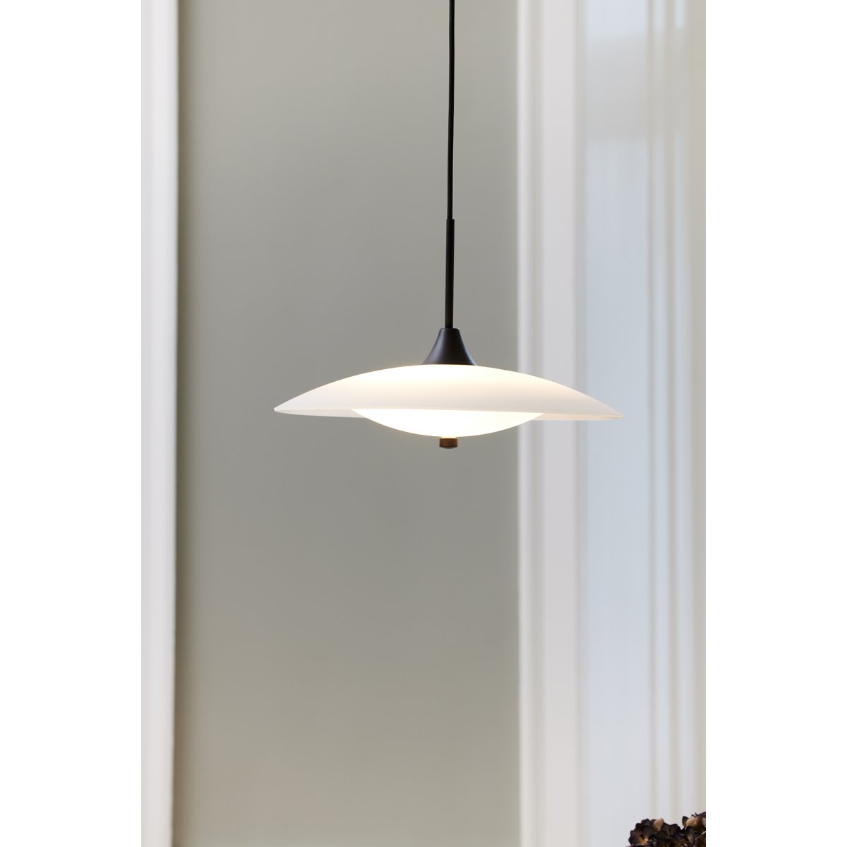 Suspension Baroni Ø35 – Verre opale / métal noir