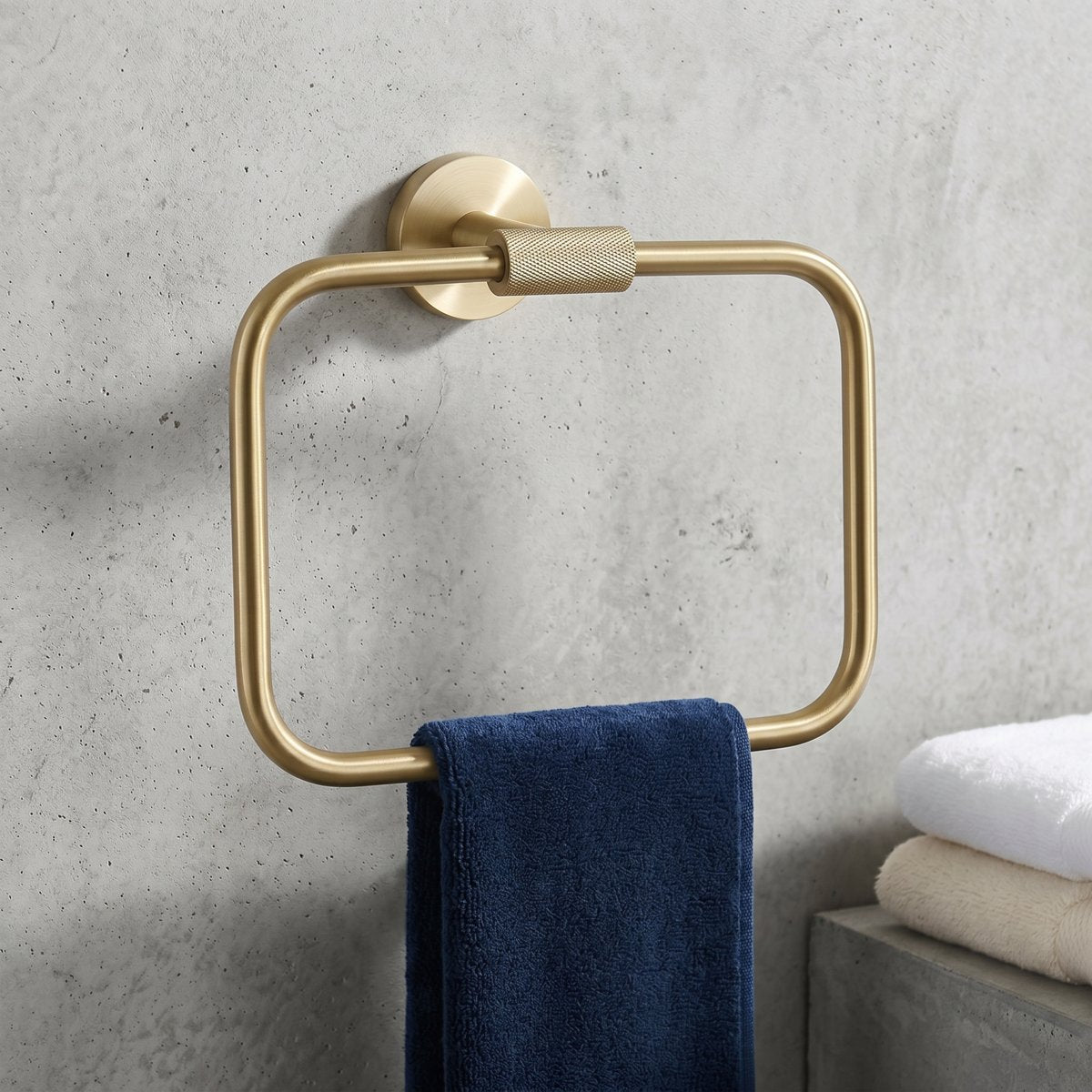 Porte-serviettes or brossé strié
