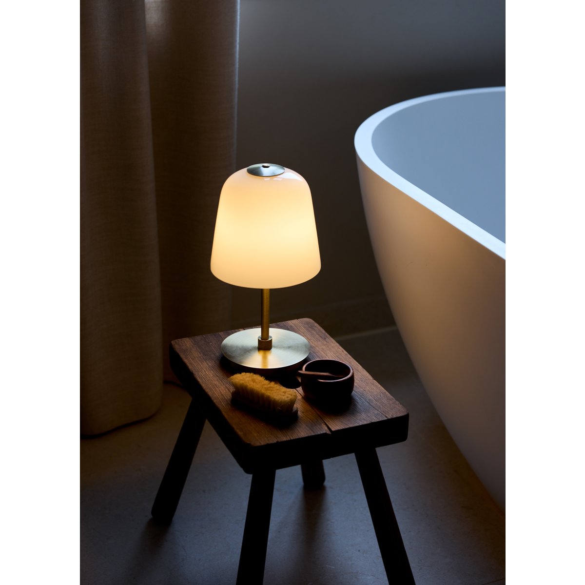 Lampe à poser nomade Room 49 – Opale / laiton antique