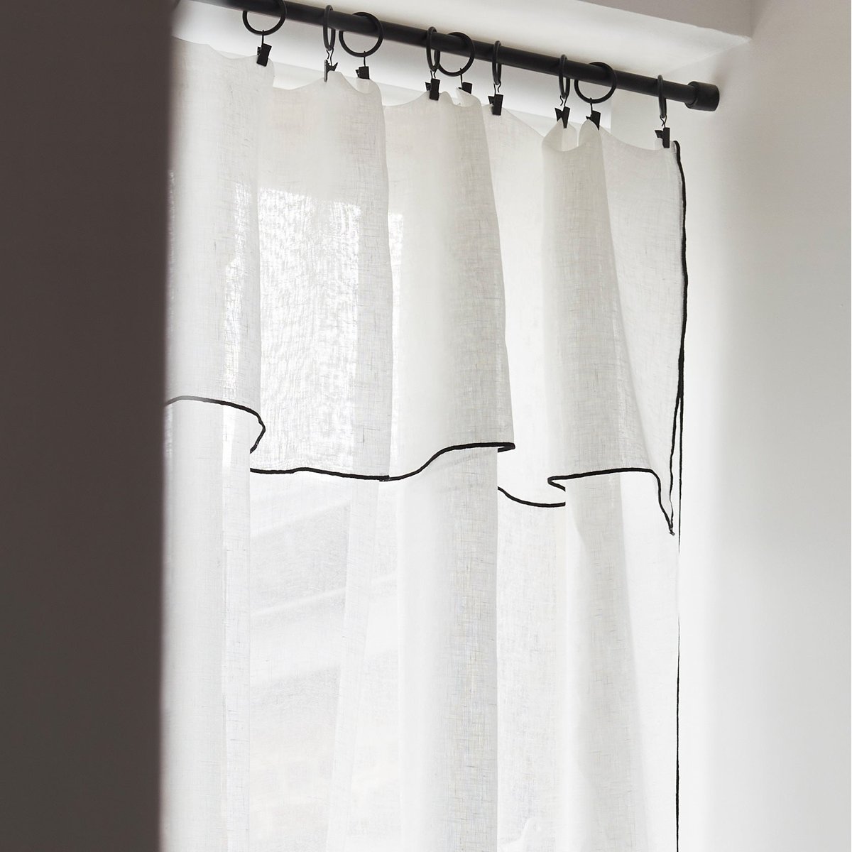 Voilage panneau SHADOW blanc pur et bourdon noir