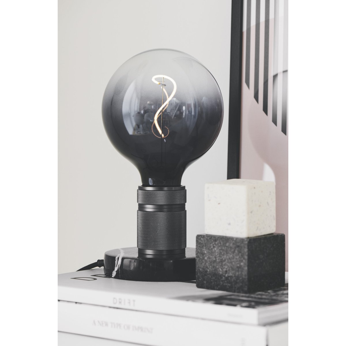 Lampe à poser Halo E27 – Noir canon, pied en marbre