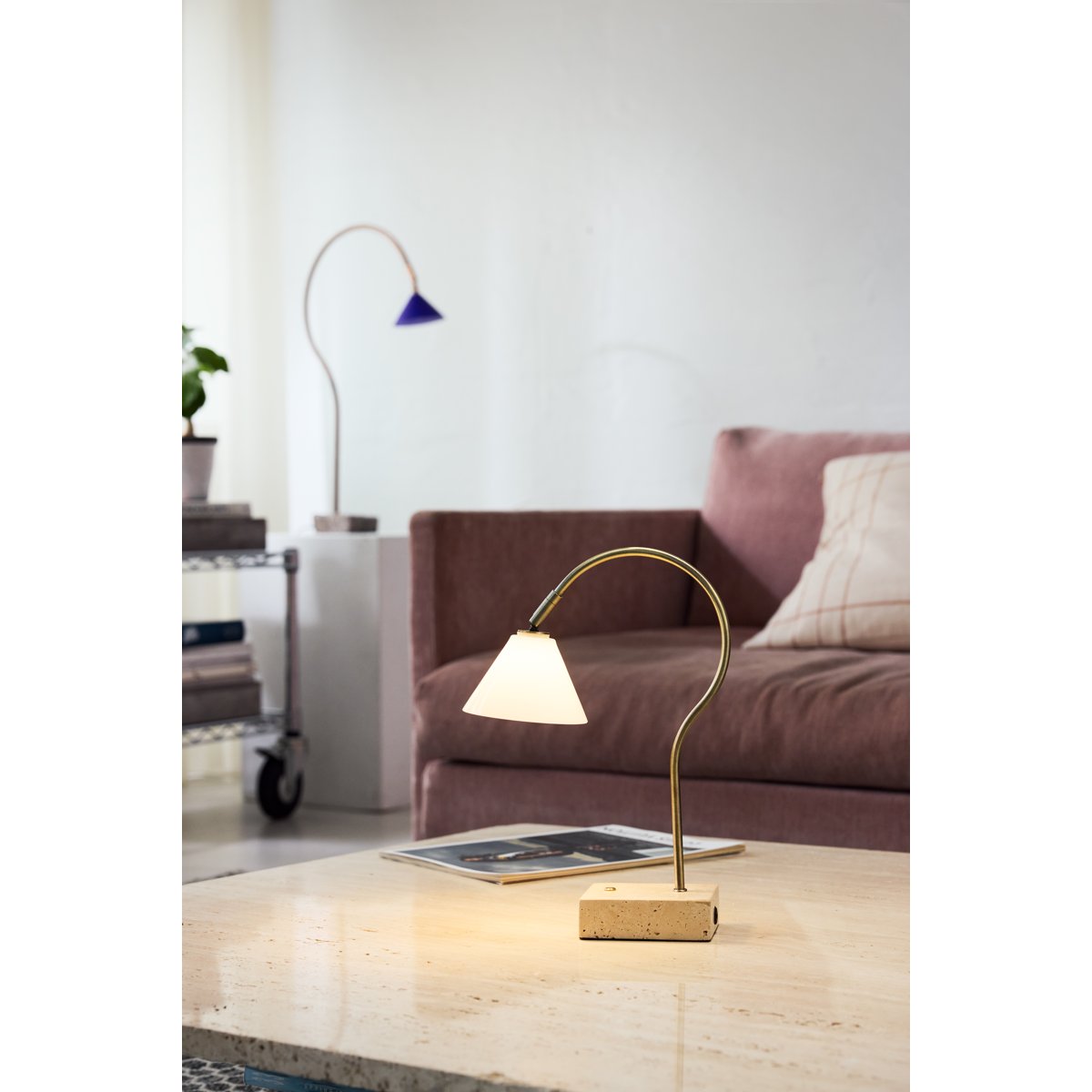 Lampe à poser nomade Question – Laiton antique / verre opale