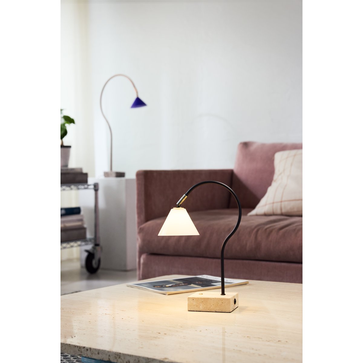 Lampe à poser nomade Question – Noir / laiton antique / verre opale