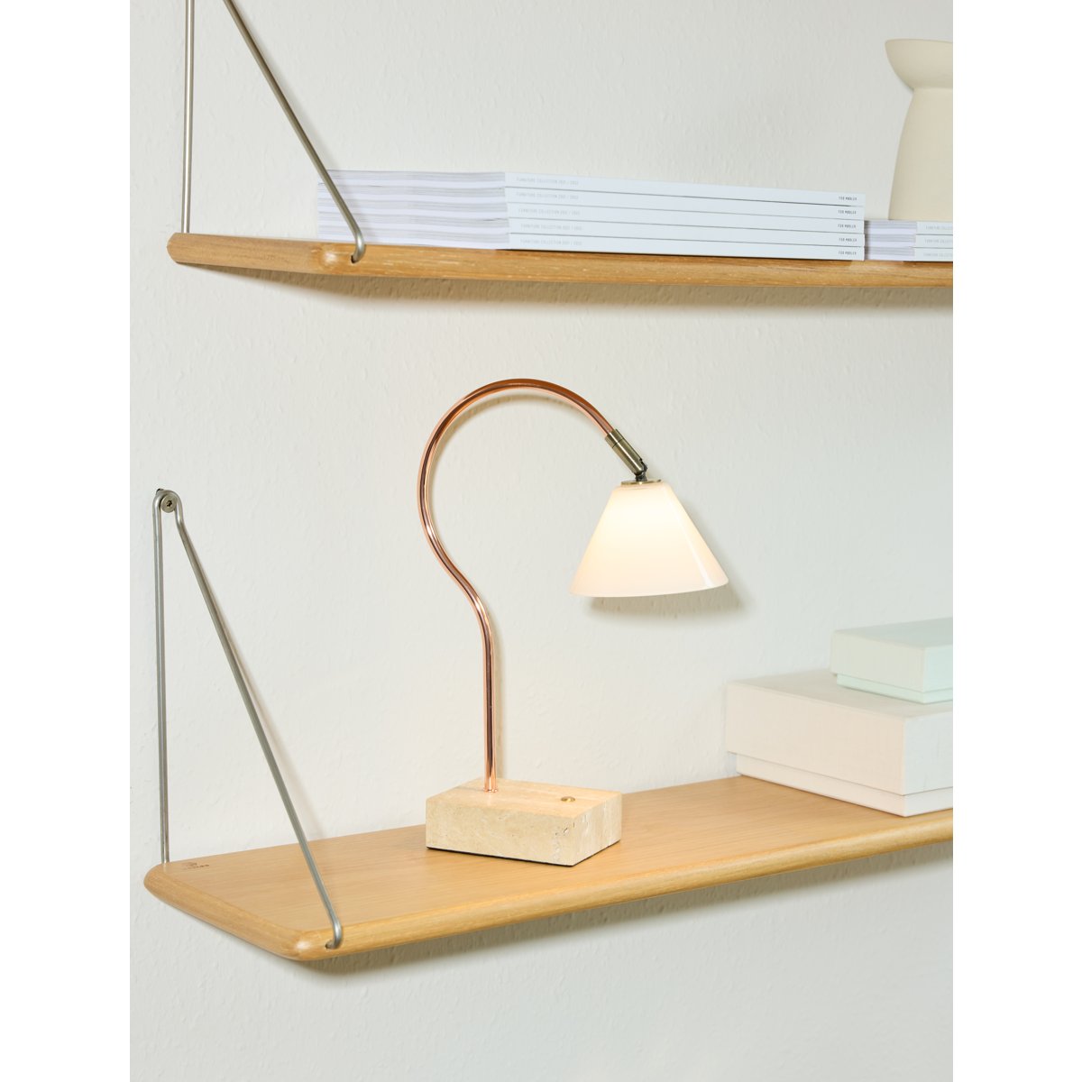 Lampe à poser nomade Question – Cuivre / laiton antique / verre opale