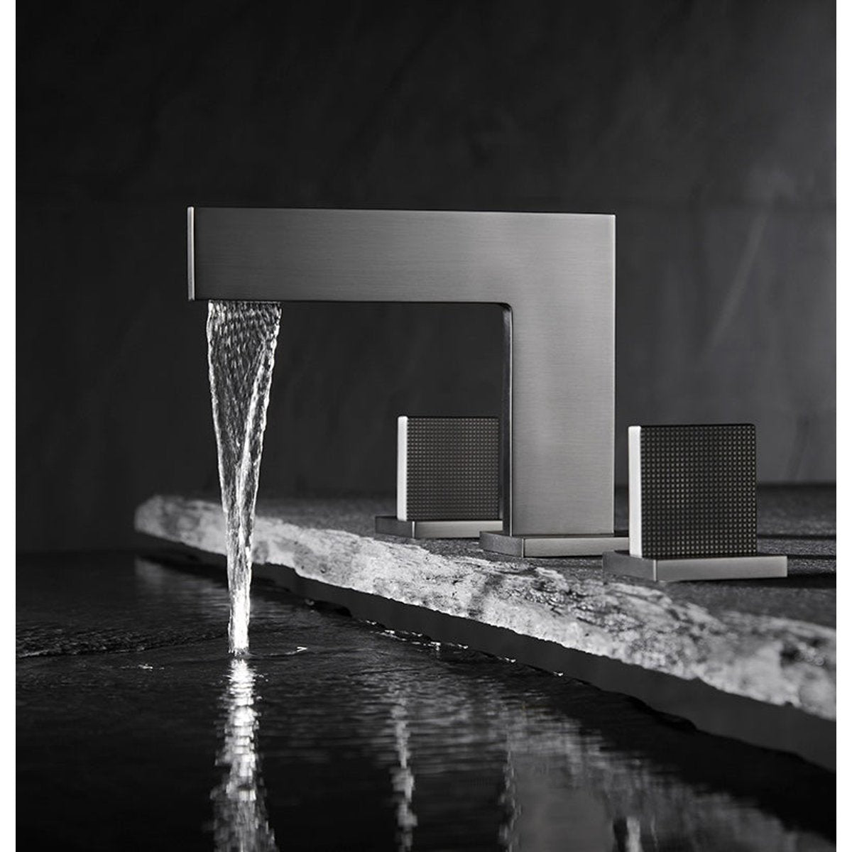 Robinet de salle de bain gris brossé