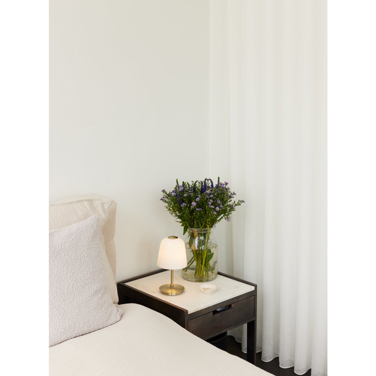 Lampe à poser nomade Room 49 – Opale / laiton antique