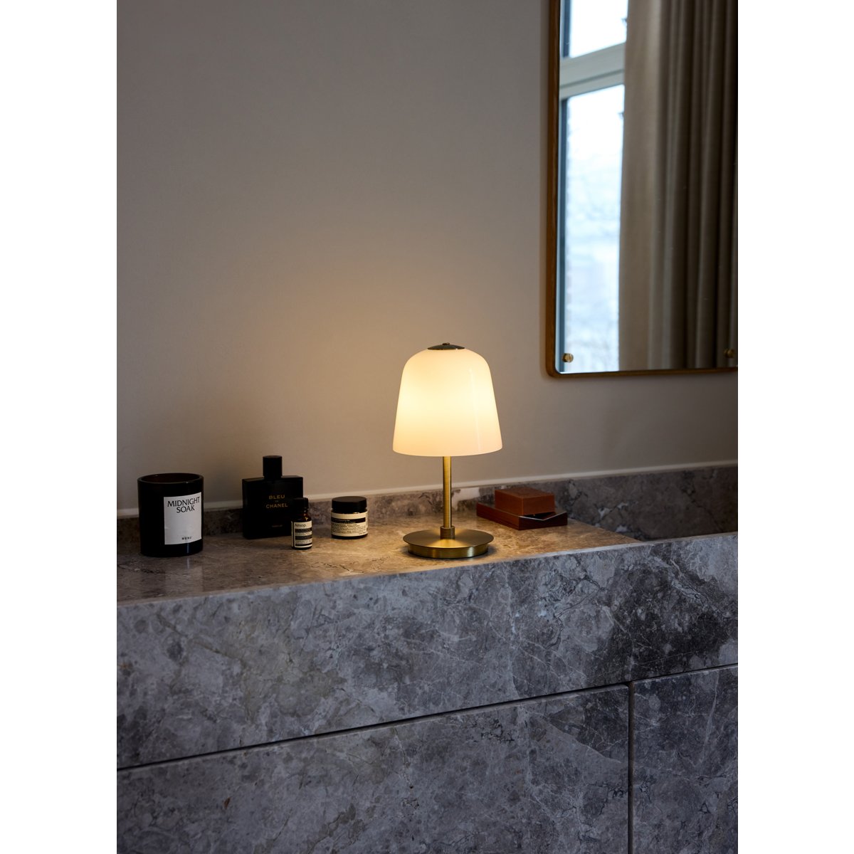 Lampe à poser nomade Room 49 – Opale / laiton antique