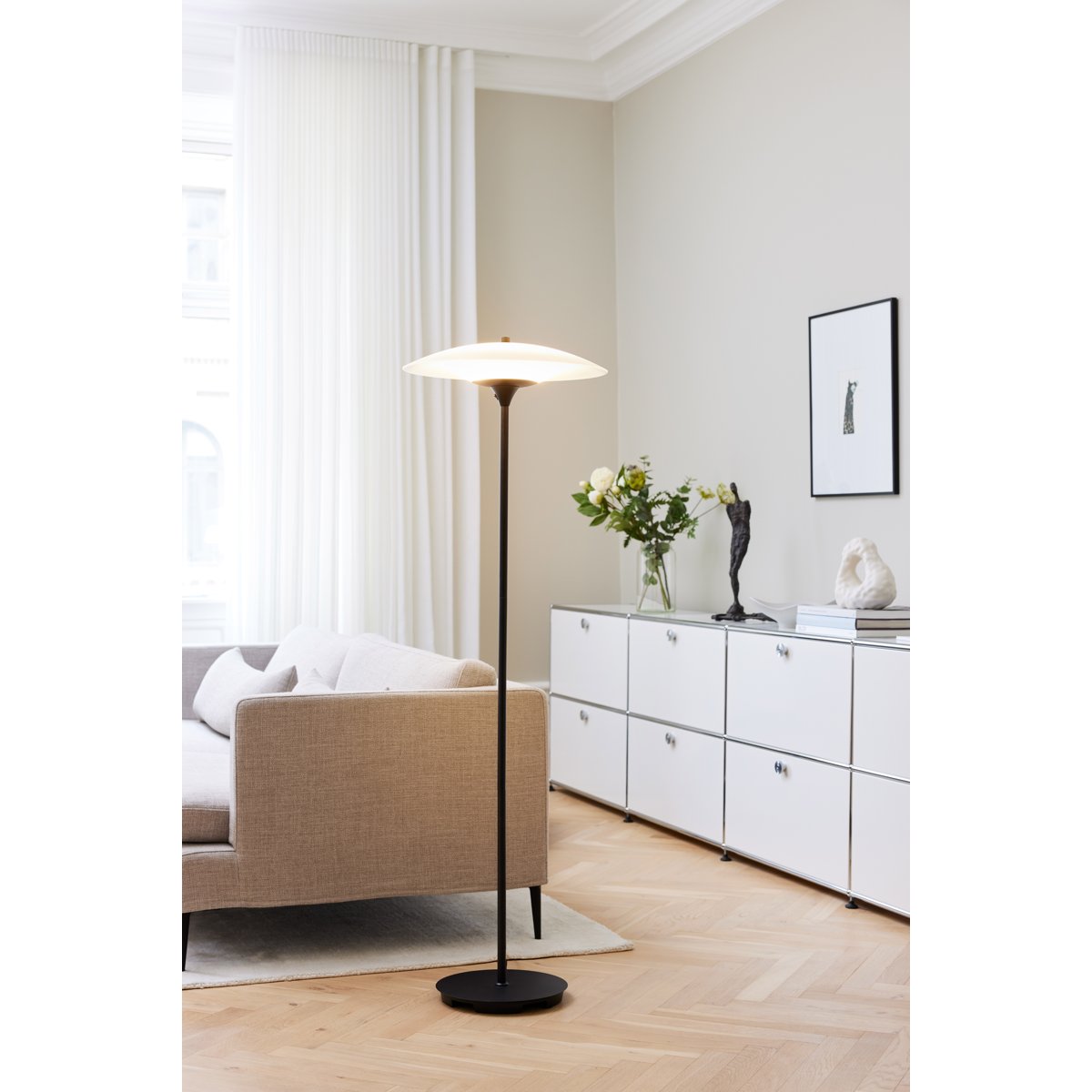 Lampadaire Baroni Ø46 – Verre opale / métal noir