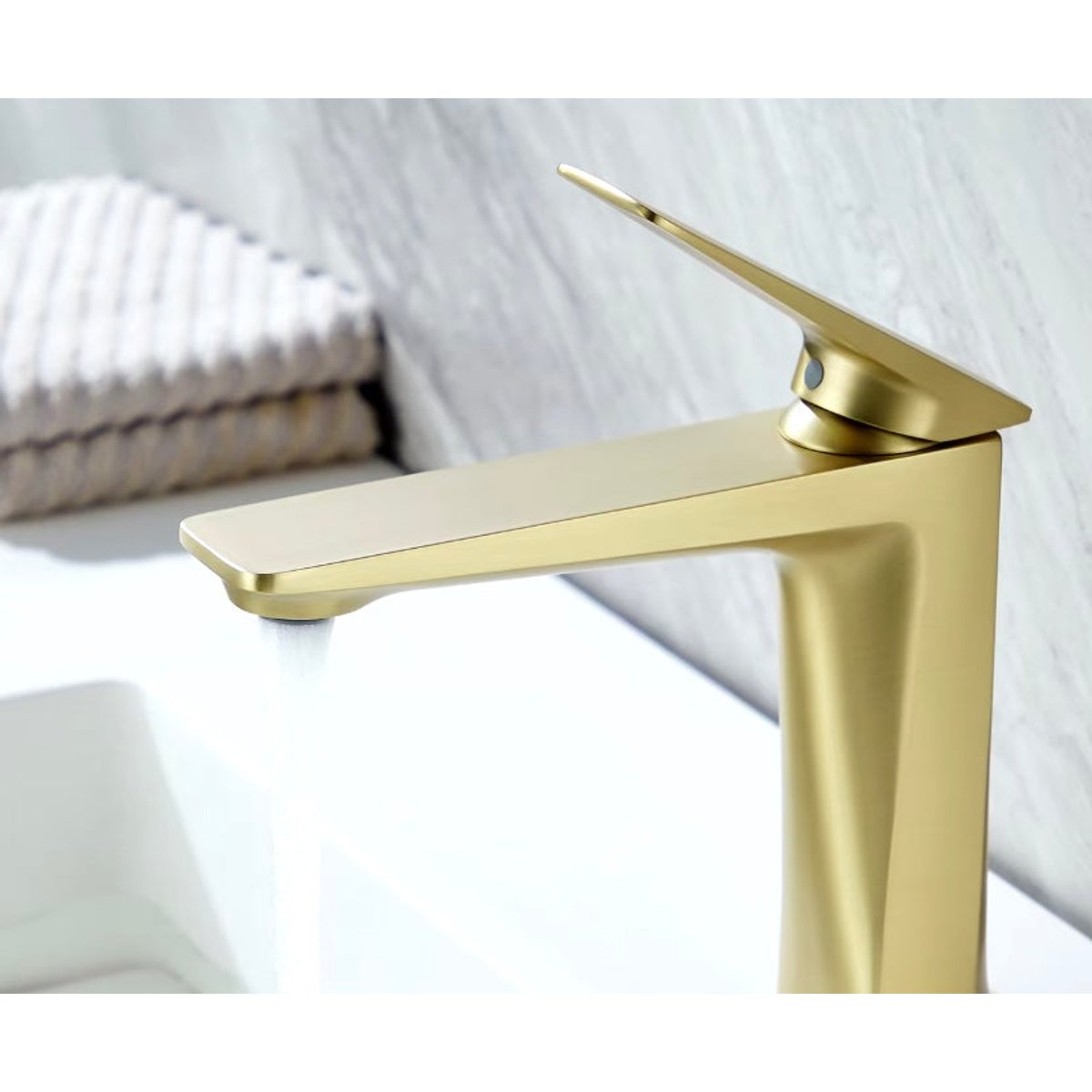 Mitigeur lavabo doré brossé design