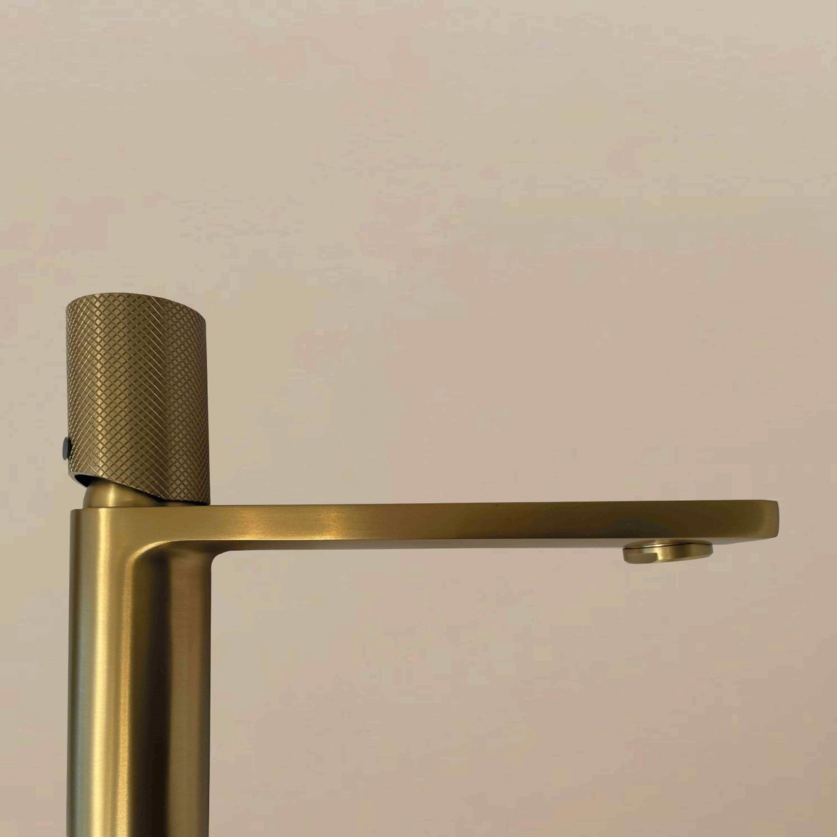 Robinet mitigeur haut strié or brossé