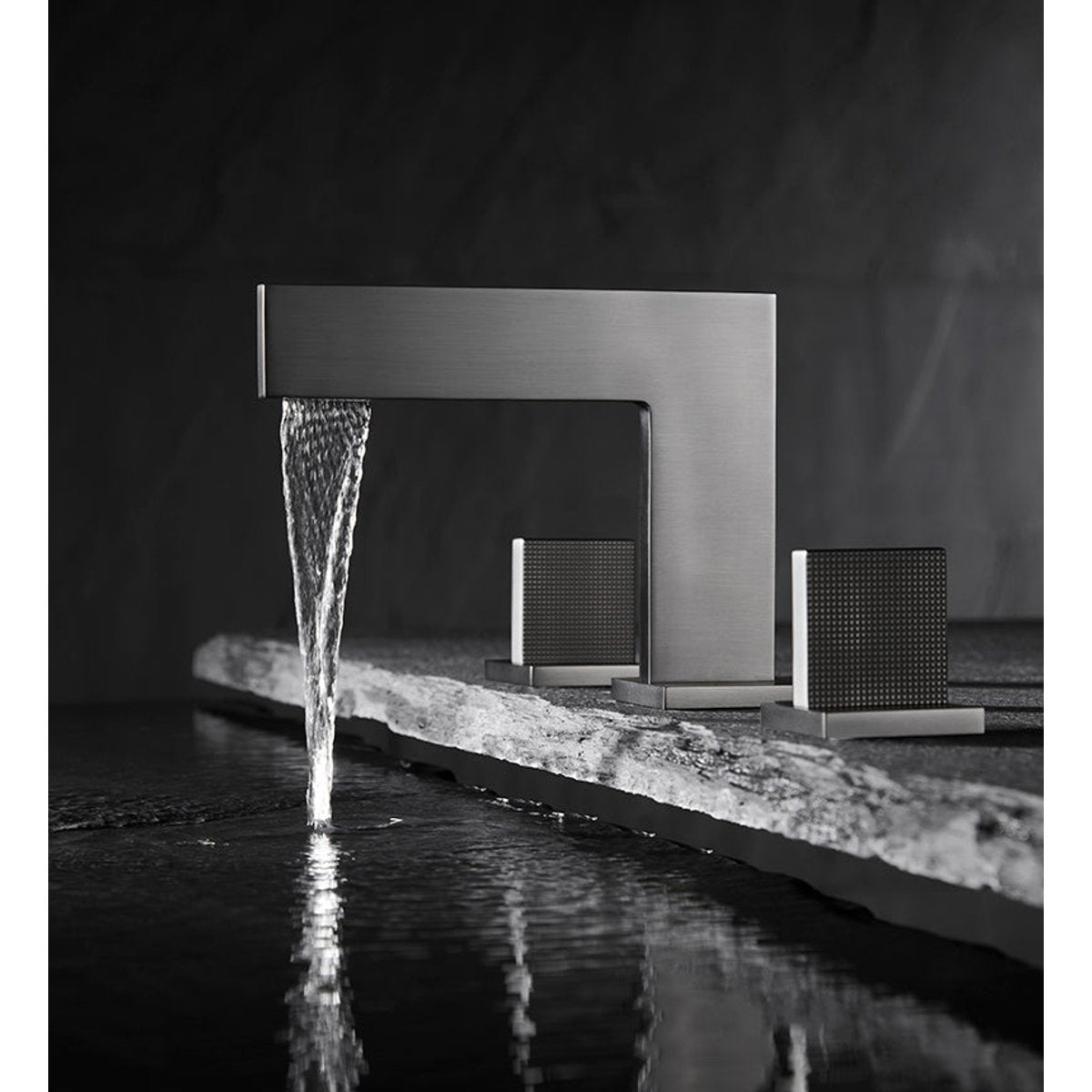 Robinet de salle de bain gris brossé