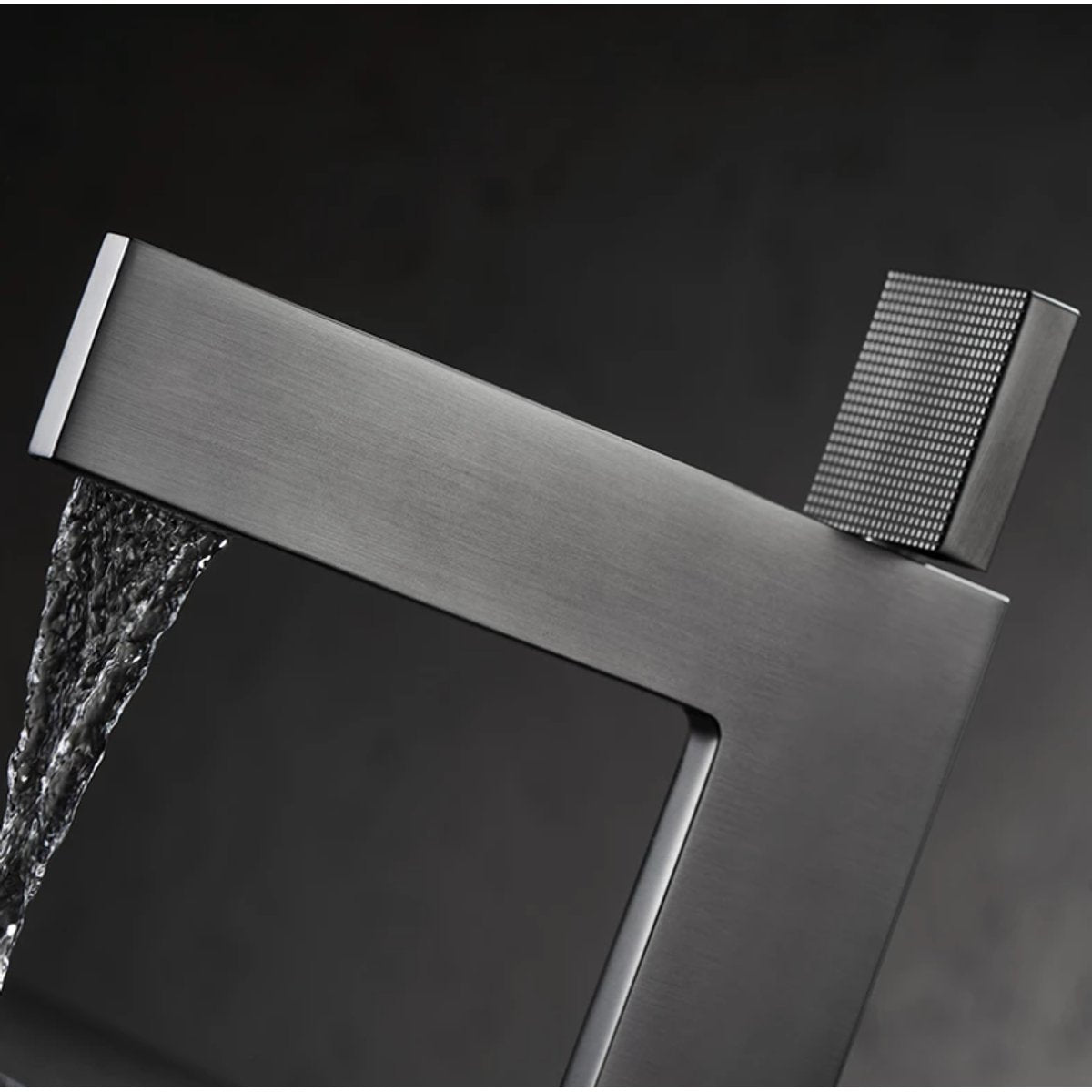 Mitigeur salle de bain gris brossé
