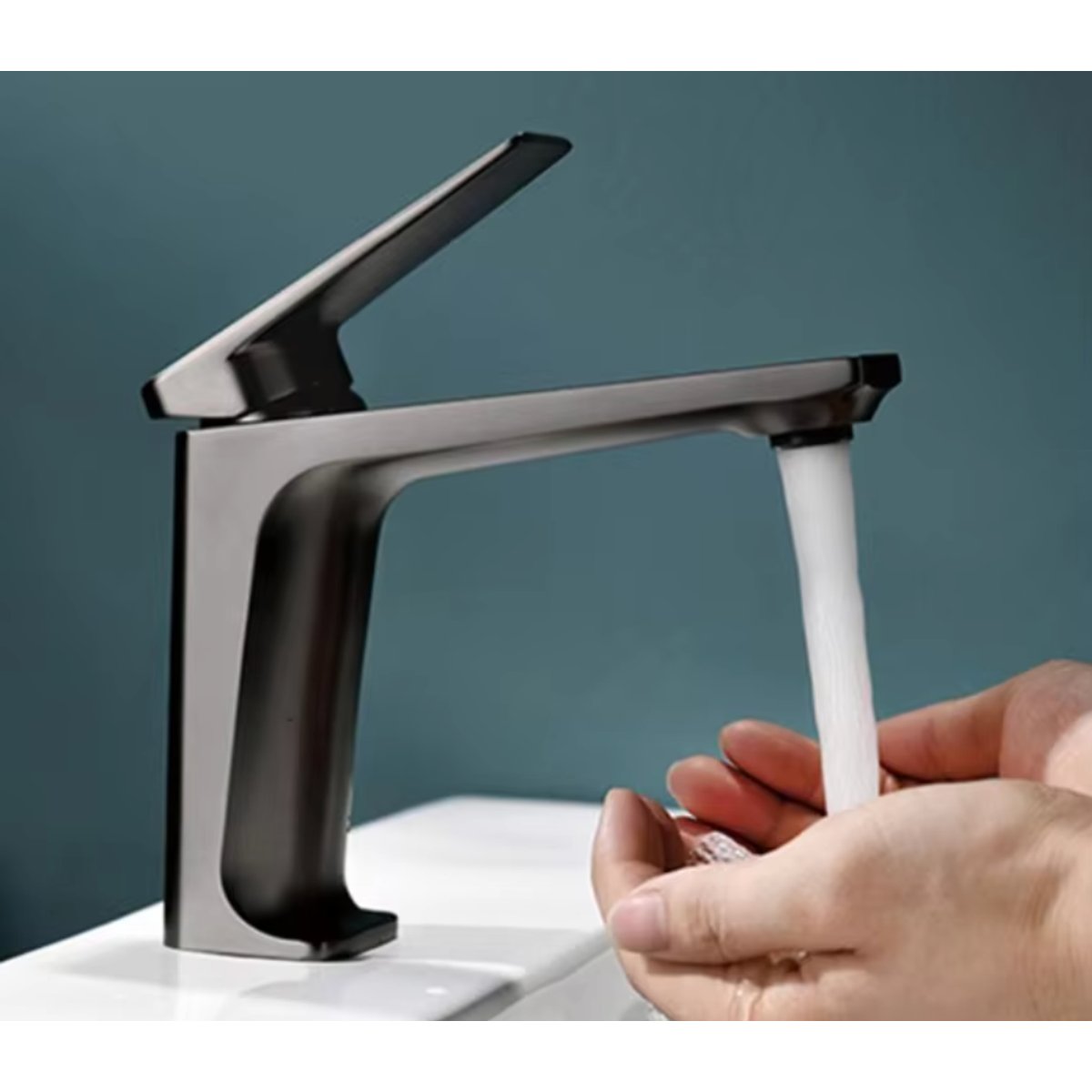 Mitigeur de salle de bain gris brossé