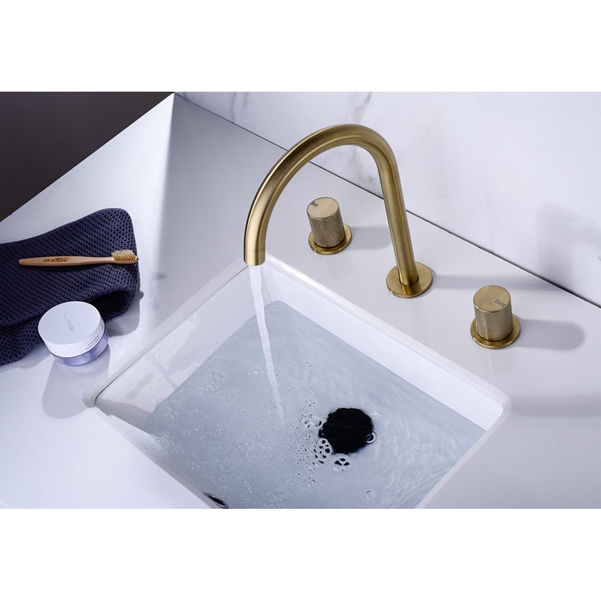 Robinet de salle de bain or brossé