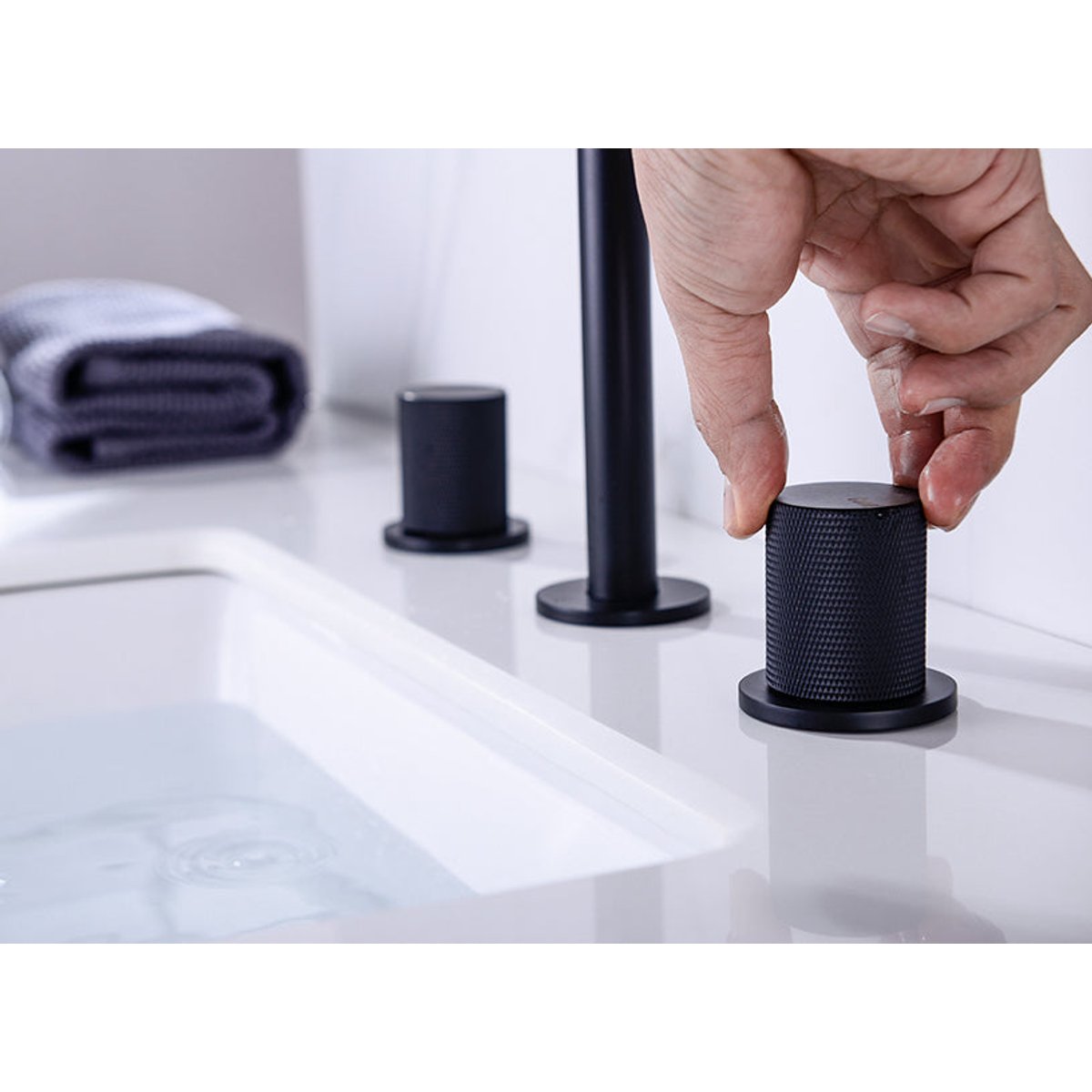 Robinet de salle de bain noir mat