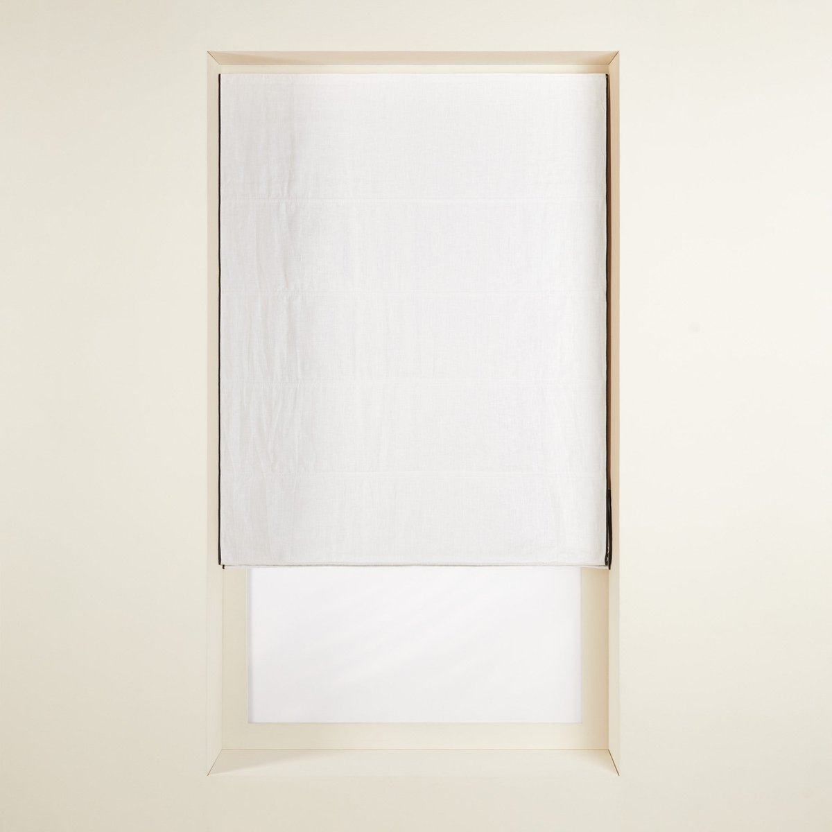 Store bateau occultant CARLINA blanc pur et bourdon noir