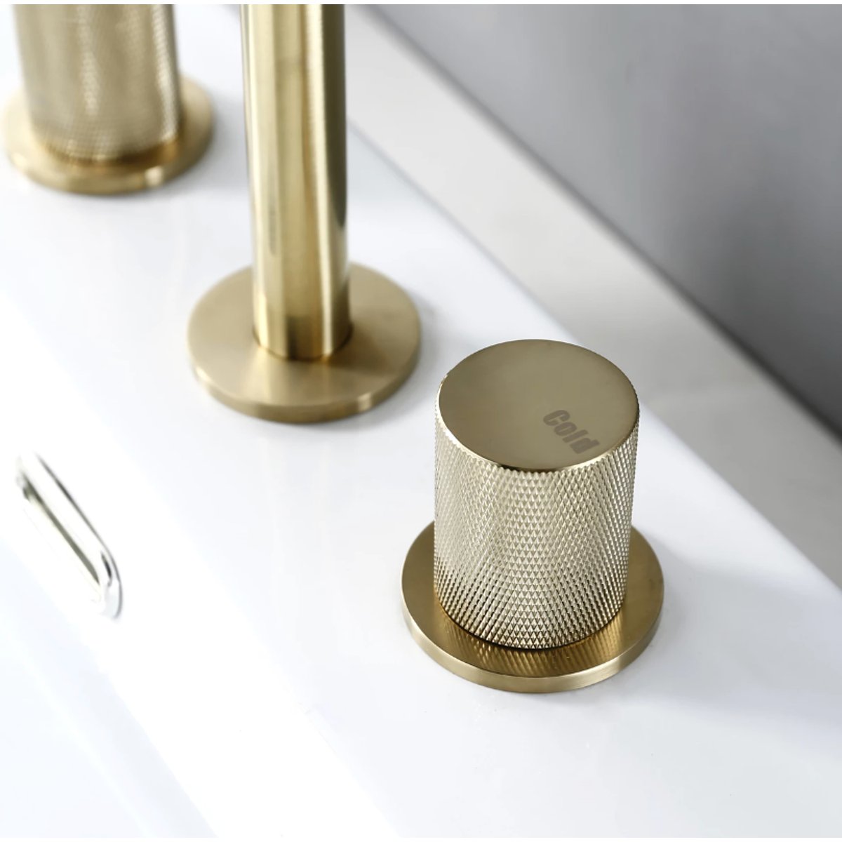 Robinet de salle de bain or brossé
