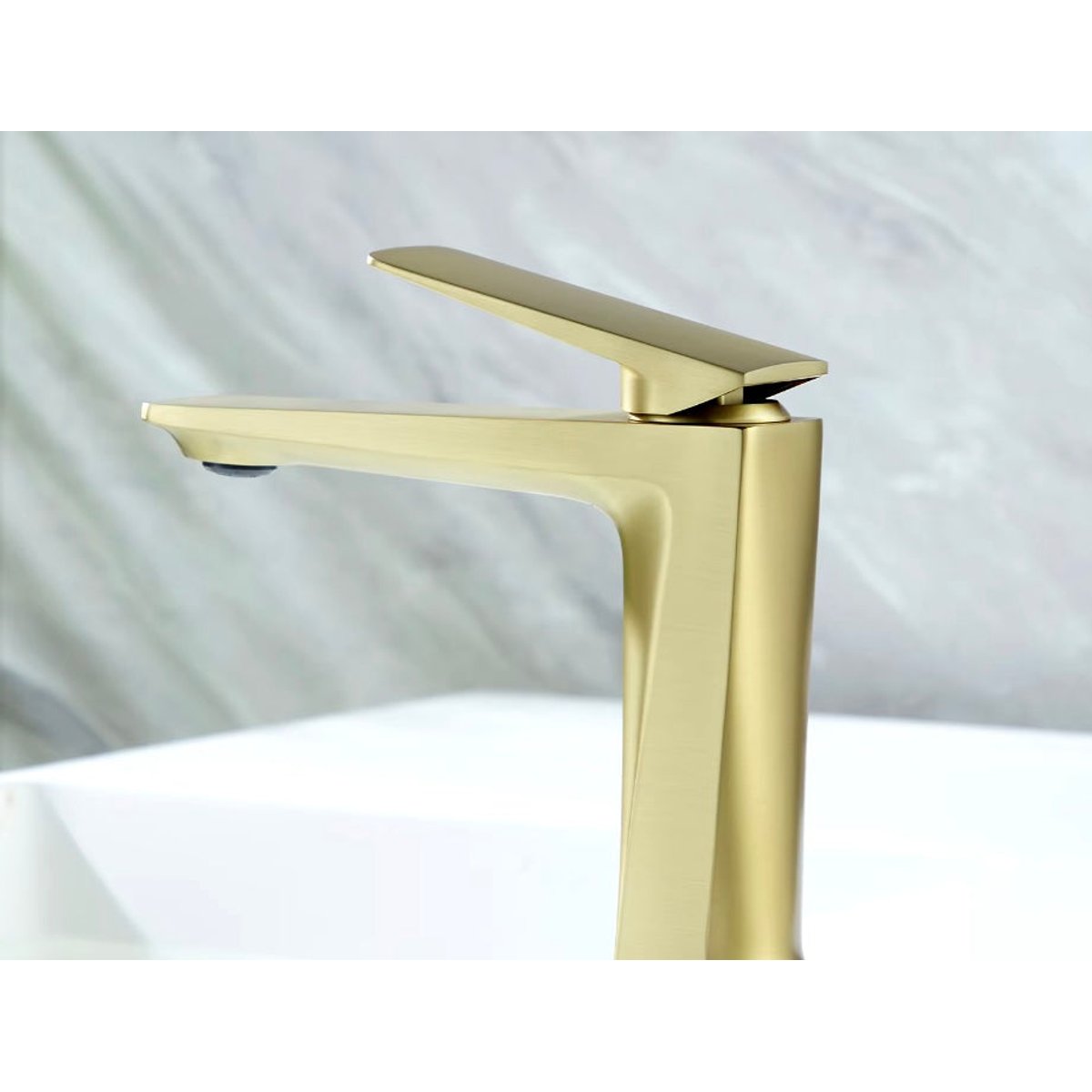 Mitigeur lavabo doré brossé design