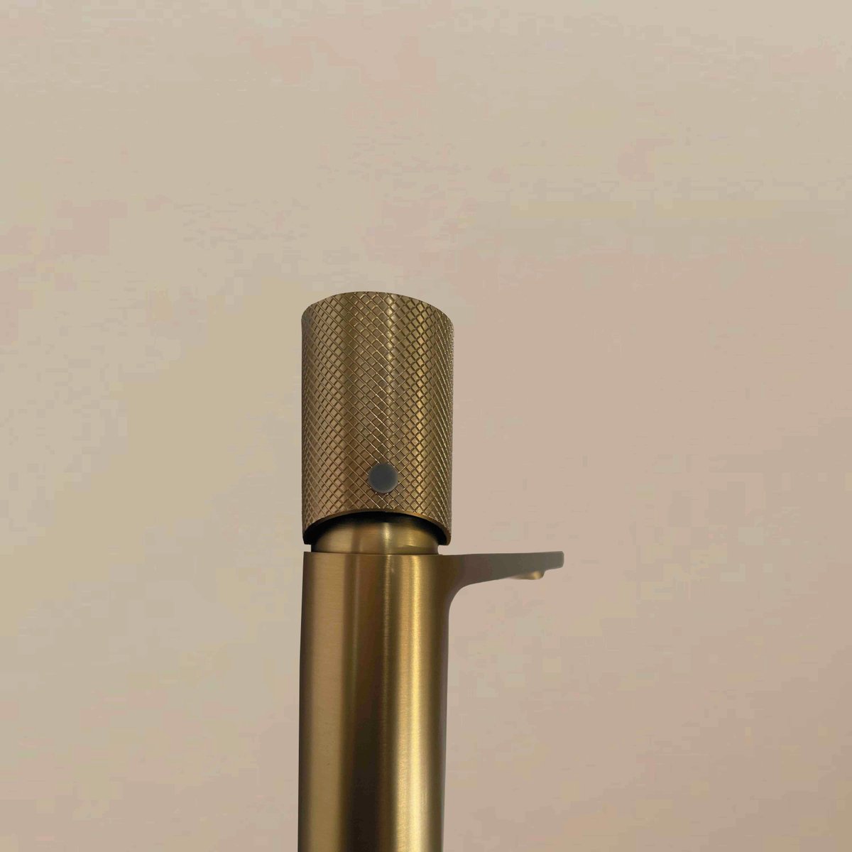 Robinet mitigeur haut strié or brossé