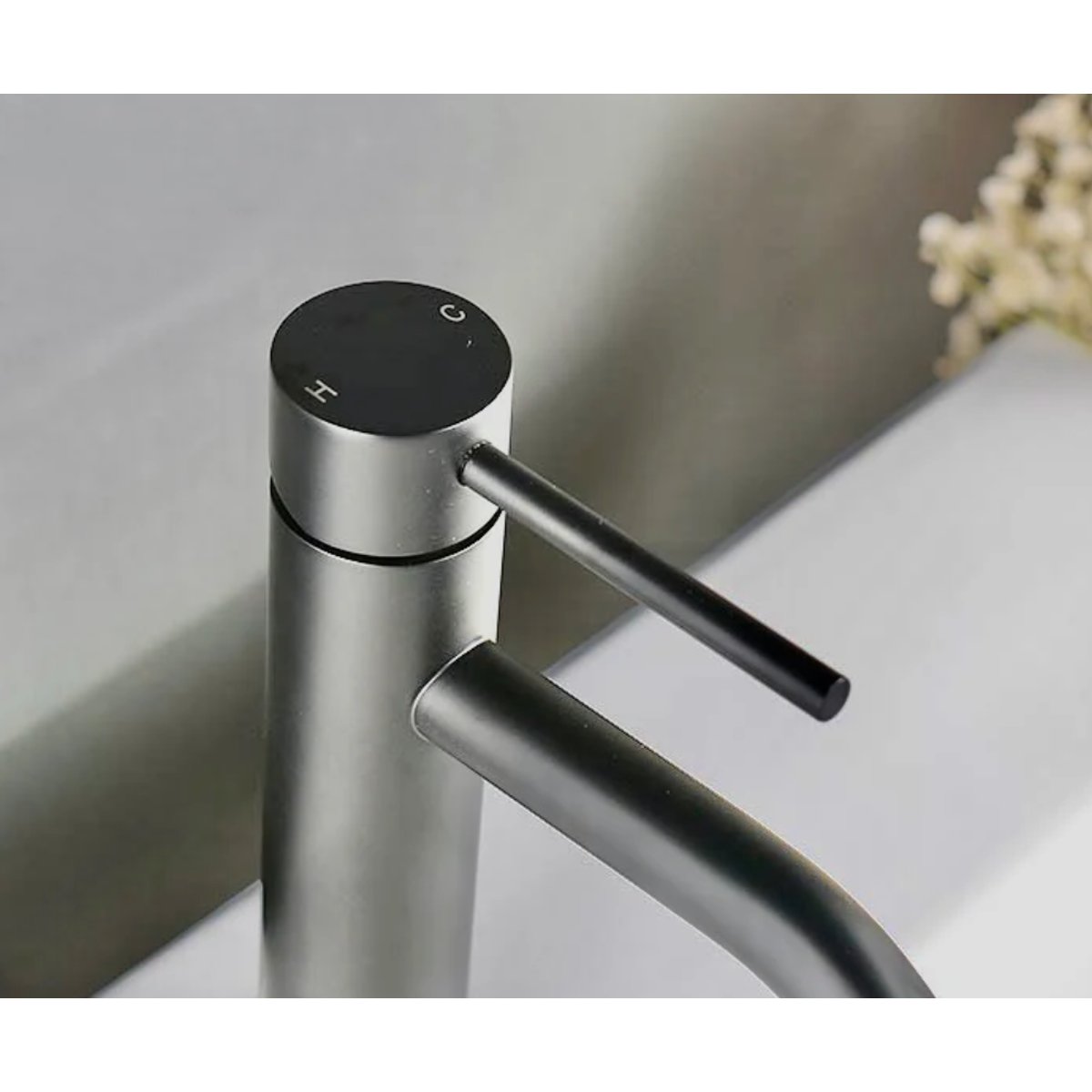 Mitigeur de salle de bain gris brossé