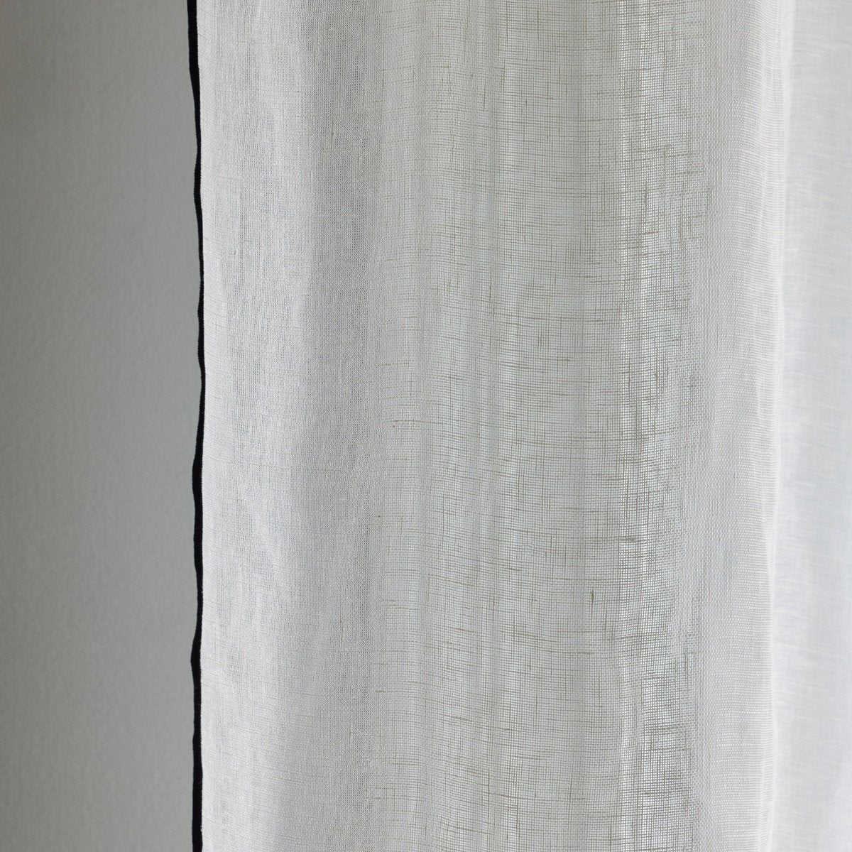Voilage panneau SHADOW blanc pur et bourdon noir