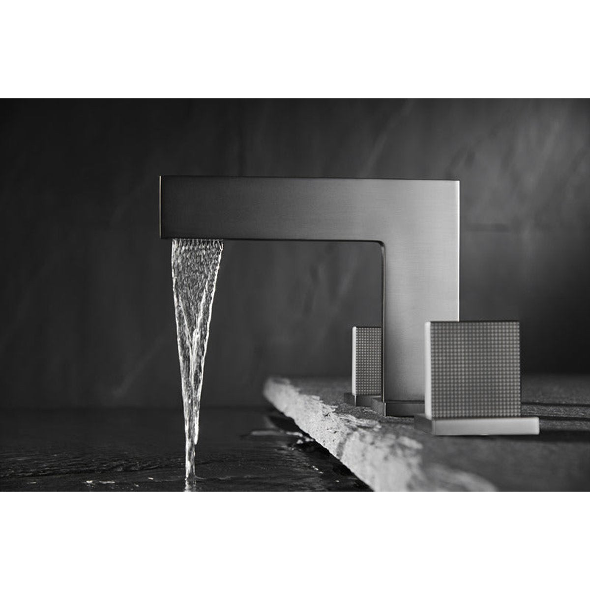 Robinet de salle de bain gris brossé