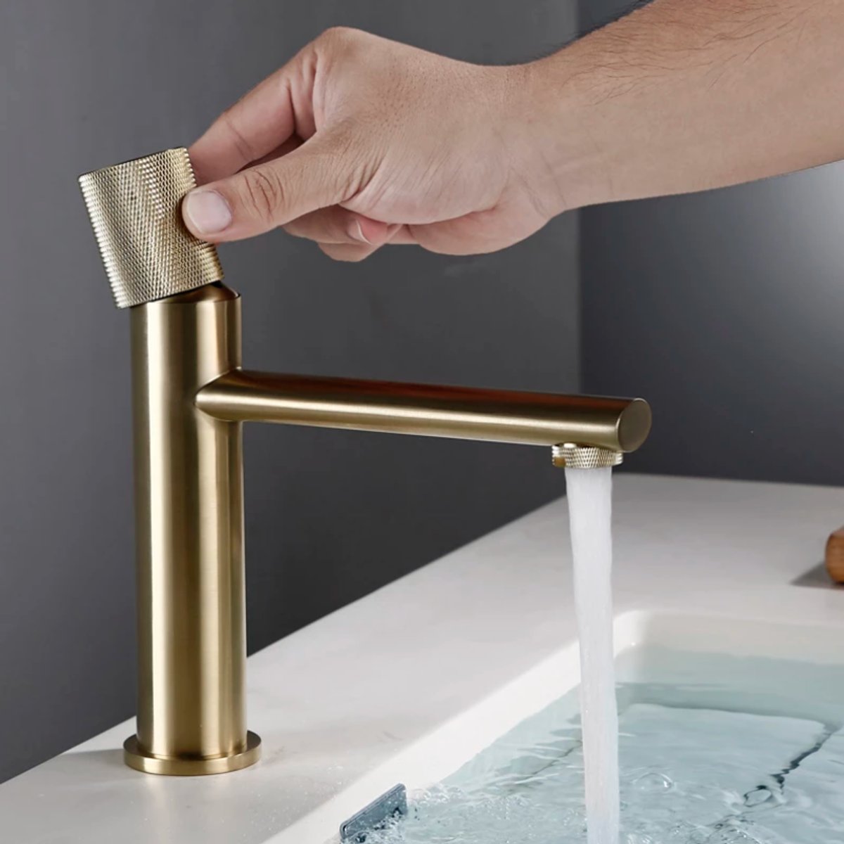 Mitigeur de salle de bain or brossé