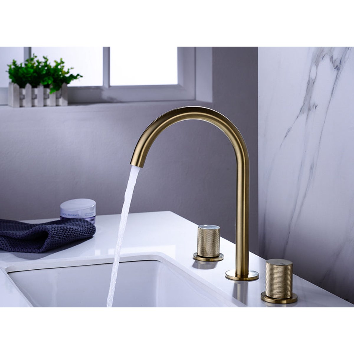 Robinet de salle de bain or brossé