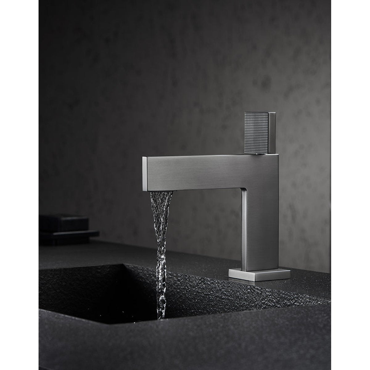 Mitigeur salle de bain gris brossé