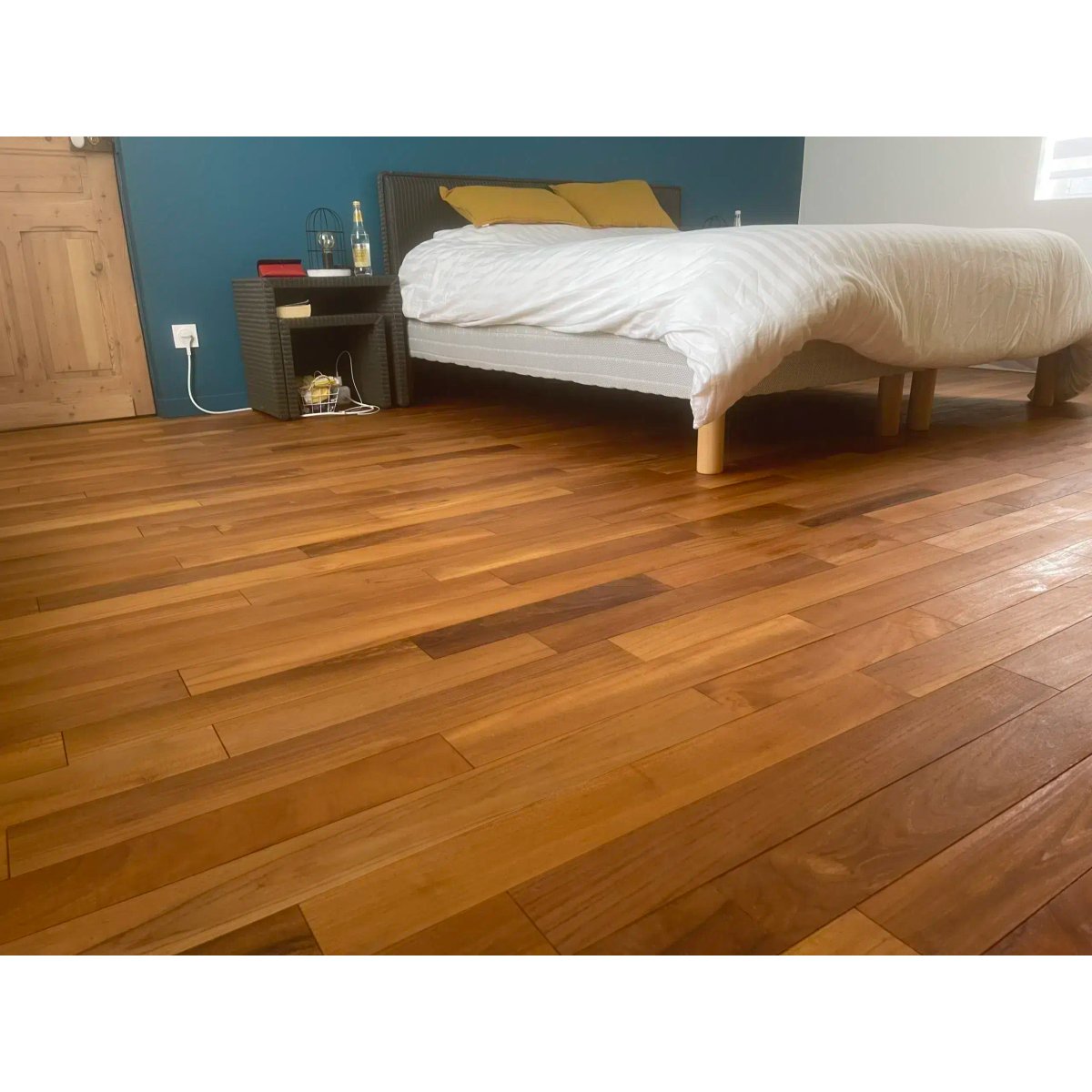 Parquet massif teck verni - Larg. 9 cm