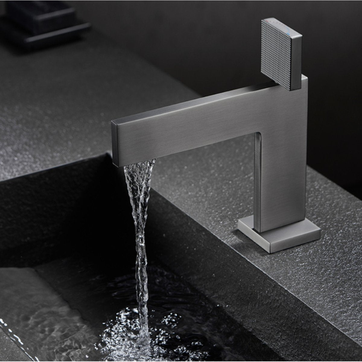 Mitigeur salle de bain gris brossé