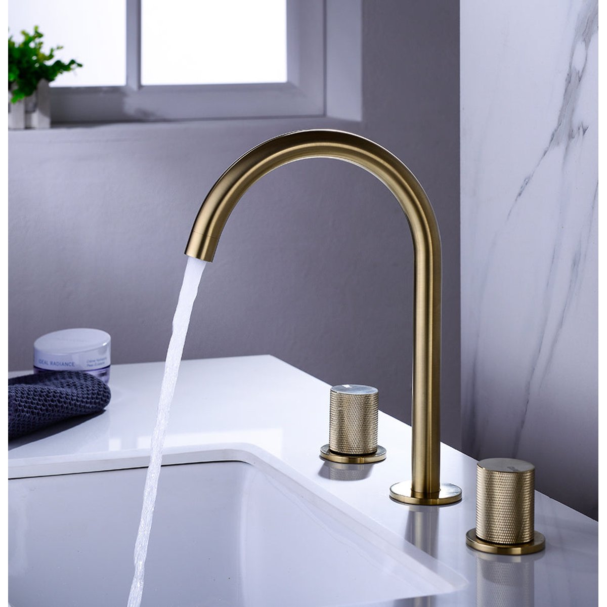 Robinet de salle de bain or brossé